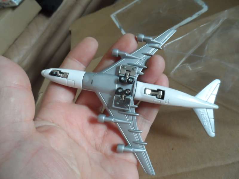 ertl 0459g lufthansa jet airliner