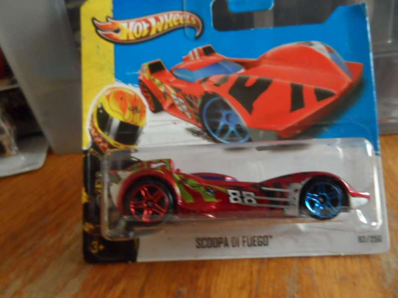 HW HOT WHEELS 2013 HW STUNT #82 SCOOPA DI FUEGO  RED sealed short card  [m52]