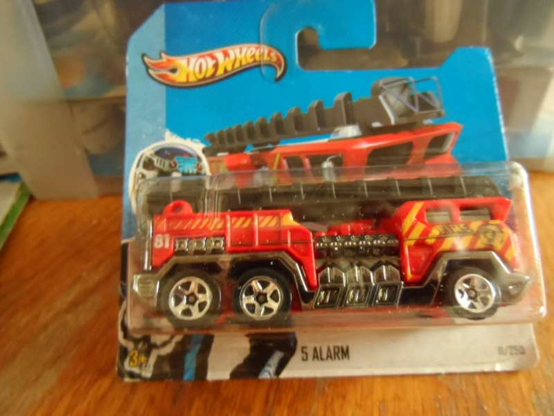 2013 Hot Wheels #11 HW City/Rescue 5 ALARM Fire Engine Red w/Chrome 5 Spokes sealed short card [m52]