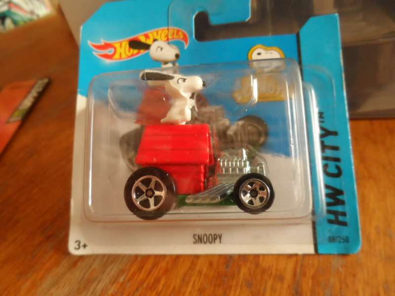 Hot Wheels snoopy  hw city- sealed short card  [m51]