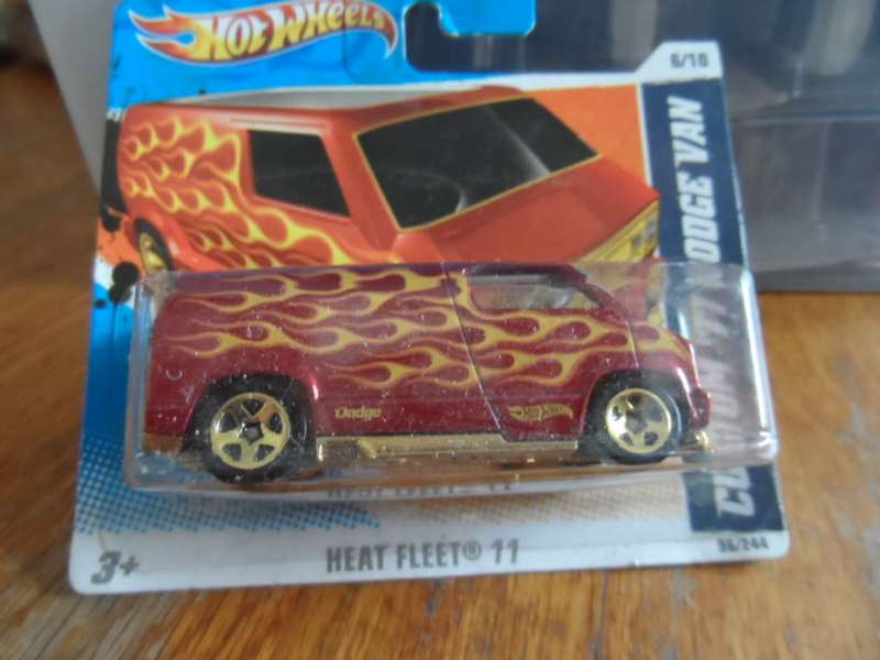 Hot Wheels - Heat Fleet 11 6/10 - CUSTOM `77 DODGE VAN - Red w/Gold 5 Spokes sealed short card [m50