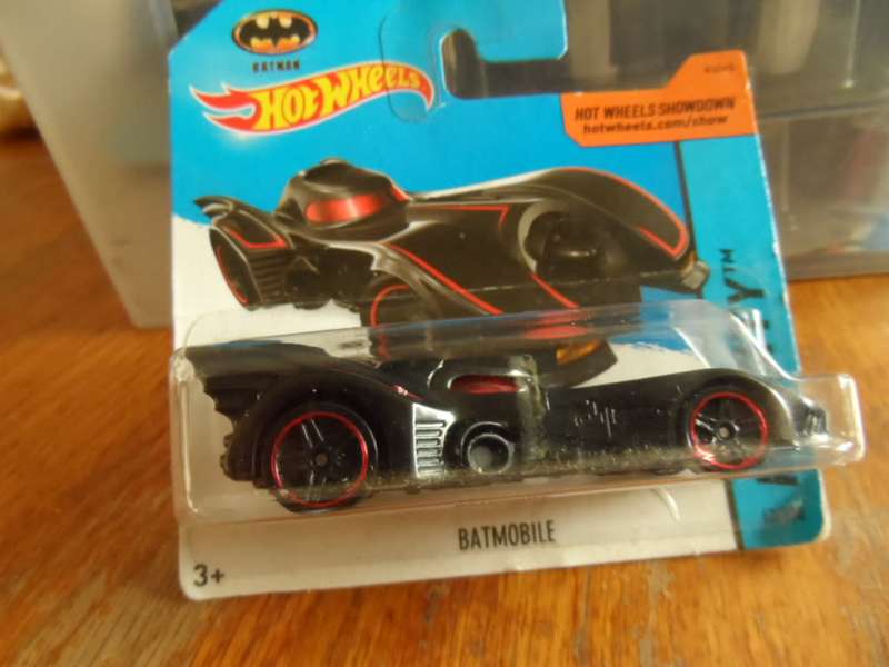 HOT WHEELS BATMAN BATMOBILE 2015 HW CITY 62 / 250 red lines-sealed short card-[m48]