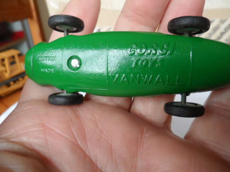 VINTAGE CORGI TOYS VANWALL RACING CAR-RESTORED   [M75]