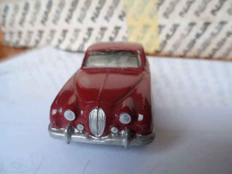 Vintage Dinky Toys No195 Jaguar 3.4 Litre In Maroon Unboxed  [d24]
