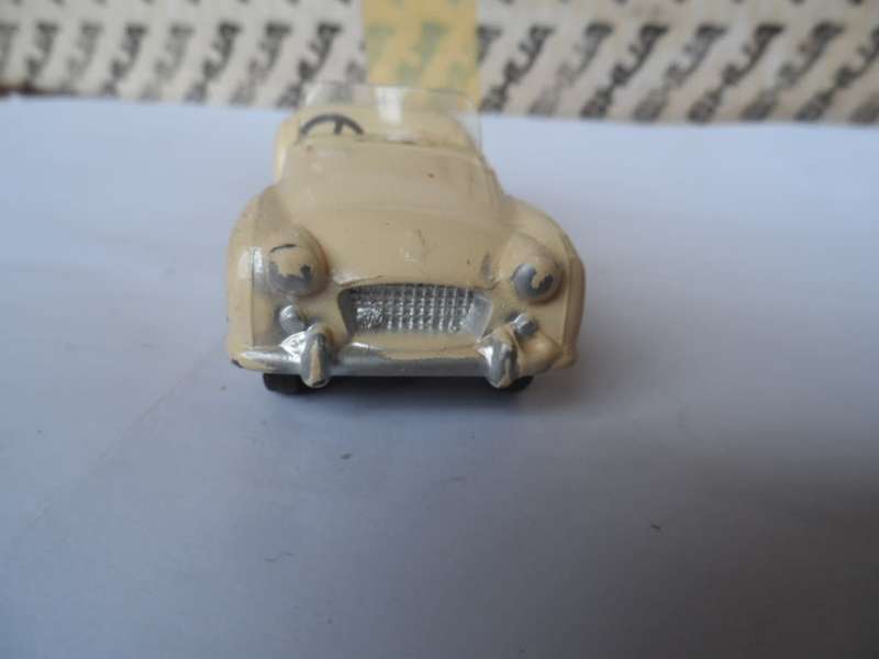 VINTAGE CORGI TOYS # 301 TRIUMPH TR2 SPORTS CAR CREAM BODY - repainted  [d24]