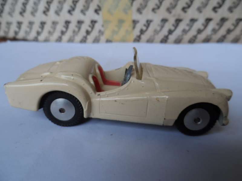 VINTAGE CORGI TOYS # 301 TRIUMPH TR2 SPORTS CAR CREAM BODY - repainted  [d24]