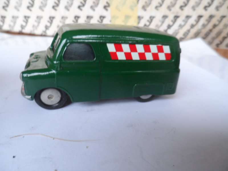Vintage Corgi BEDFORD CA VAN-repainted [D24]