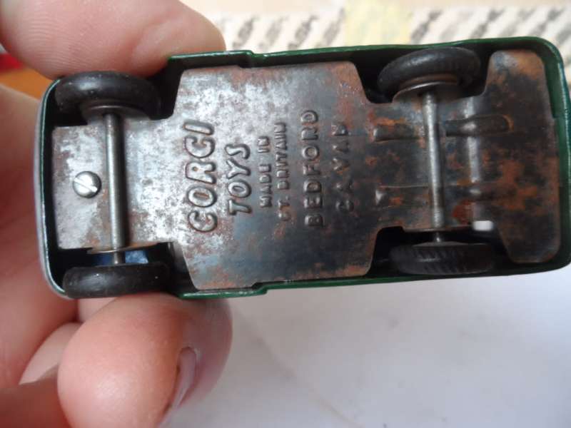 Vintage Corgi BEDFORD CA VAN-repainted [D24]