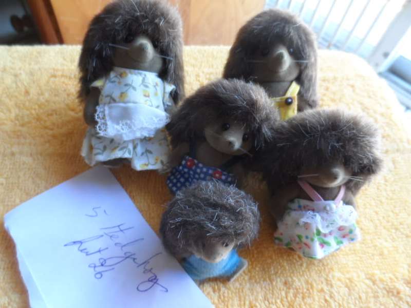 Sylvanian original  5 hedgehogs