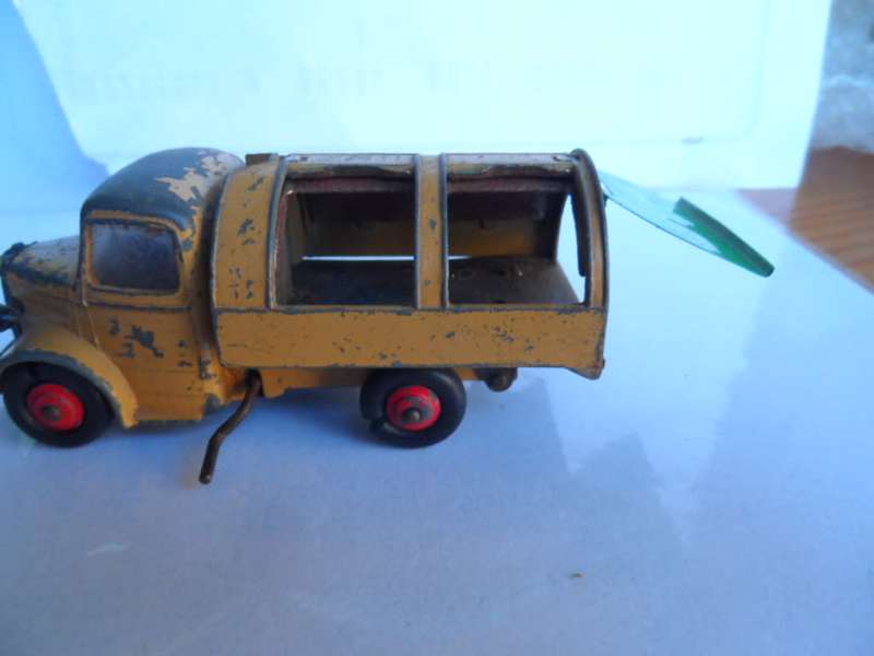 ORIGINAL UNBOXED VINTAGE 1950`s DINKY TOYS No 252 - TAN BEDFORD REFUSE TRUCK  [m12]