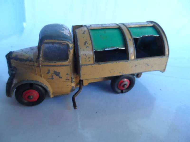 ORIGINAL UNBOXED VINTAGE 1950`s DINKY TOYS No 252 - TAN BEDFORD REFUSE TRUCK  [m12]