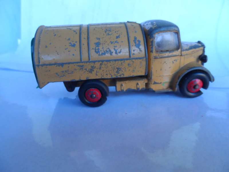 ORIGINAL UNBOXED VINTAGE 1950`s DINKY TOYS No 252 - TAN BEDFORD REFUSE TRUCK  [m12]