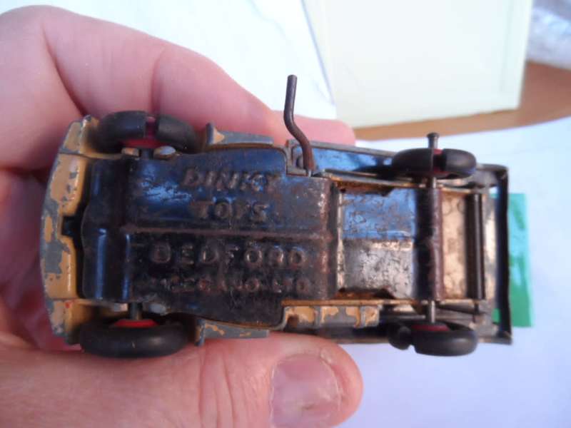 ORIGINAL UNBOXED VINTAGE 1950`s DINKY TOYS No 252 - TAN BEDFORD REFUSE TRUCK  [m12]