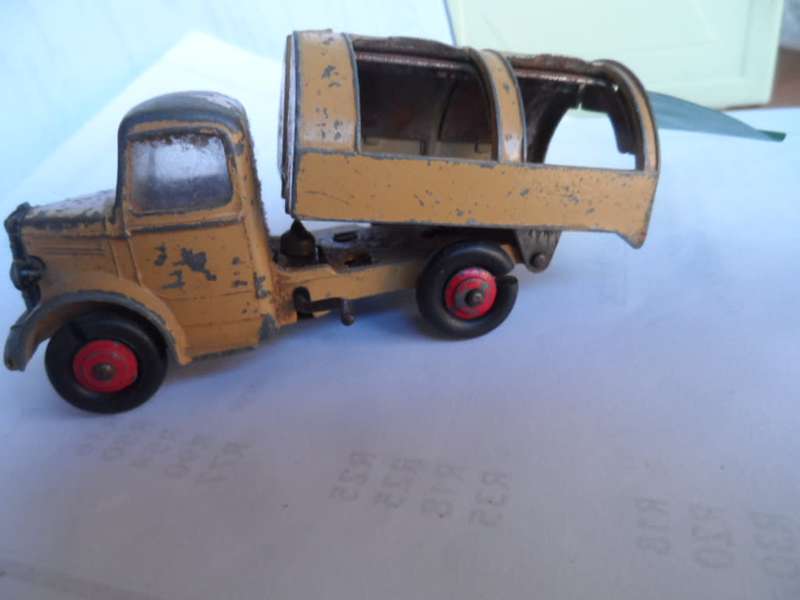 ORIGINAL UNBOXED VINTAGE 1950`s DINKY TOYS No 252 - TAN BEDFORD REFUSE TRUCK  [m12]