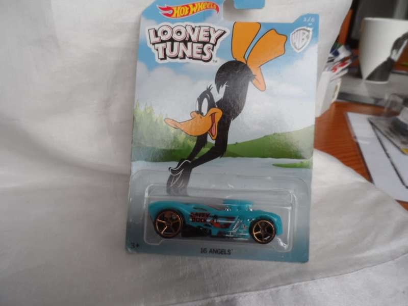 2017 Hot Wheels LOONEY TUNES #3 DAFFY DUCK Car 16 ANGELS .   [m53]