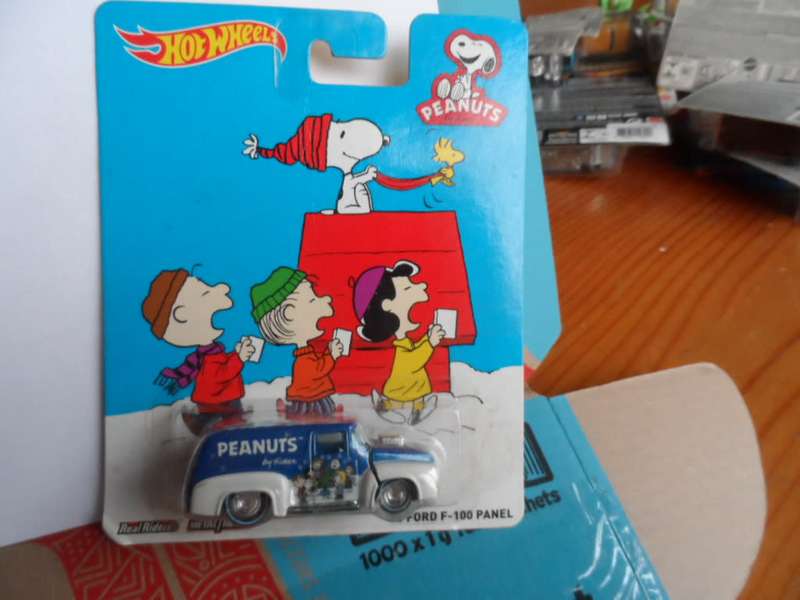 hotwheels 2014 Real Riders - PEANUTS - 56 Ford F-100 Panel -   [m56]