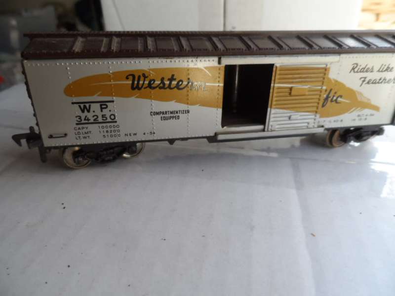 VINTAGE FLEISCHMANN HO BOX CAR. METAL SIDES, SLIDING DOORS, METAL WHEELS.