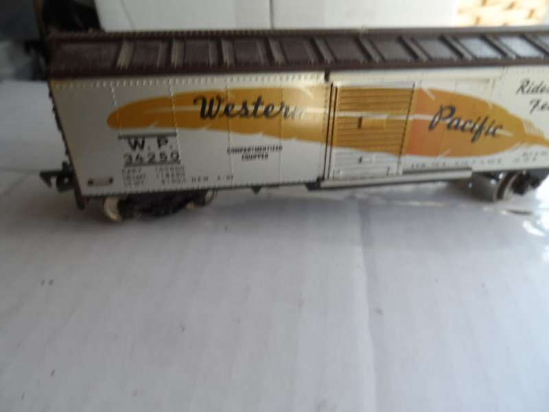 VINTAGE FLEISCHMANN HO BOX CAR. METAL SIDES, SLIDING DOORS, METAL WHEELS.
