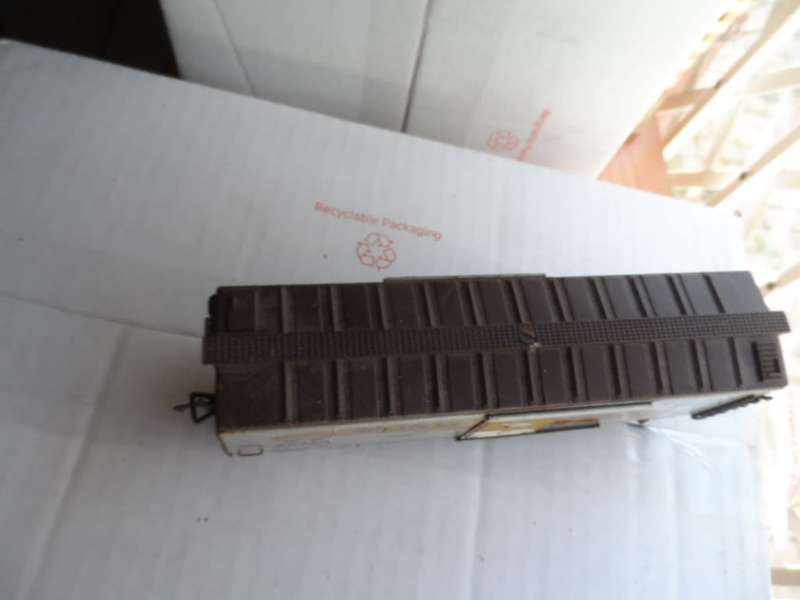 VINTAGE FLEISCHMANN HO BOX CAR. METAL SIDES, SLIDING DOORS, METAL WHEELS.