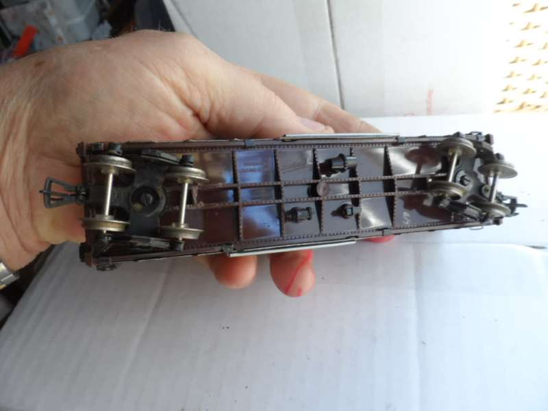 VINTAGE FLEISCHMANN HO BOX CAR. METAL SIDES, SLIDING DOORS, METAL WHEELS.