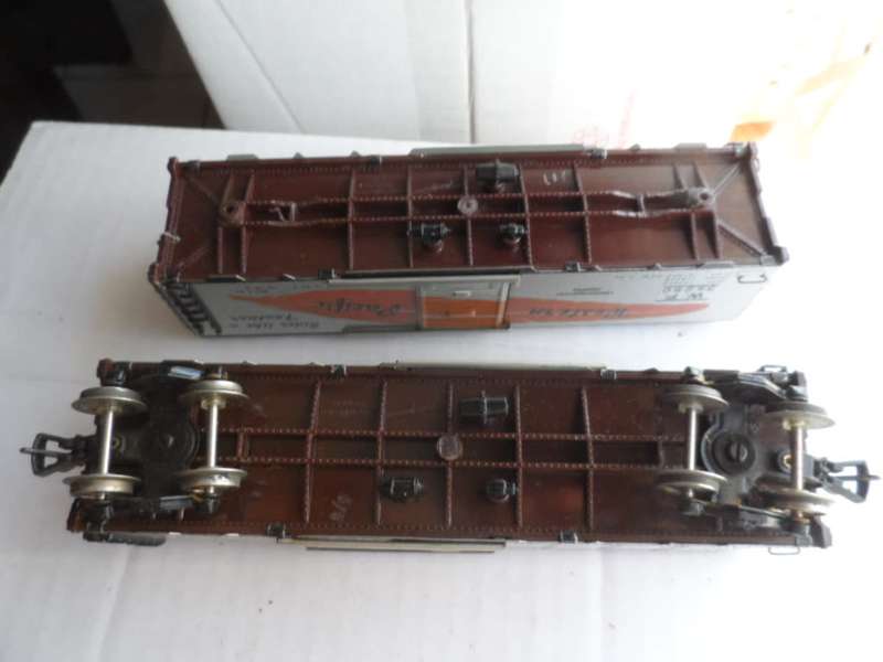 TWO VINTAGE FLEISCHMANN HO BOX CAR. METAL SIDES, SLIDING DOORS, METAL WHEELS. ONE BID FOR BOTH.