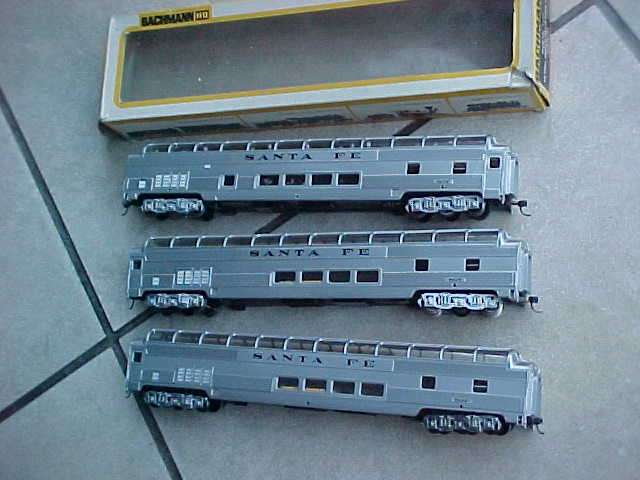 HO BACHMANN FULLY DOMED SANTA FE PASSENGER CARS, SET OF 3