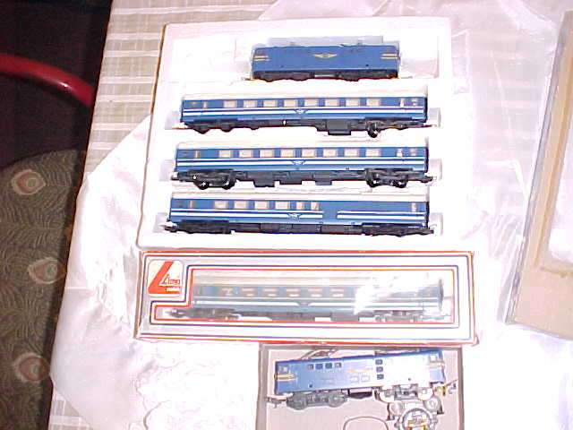 Lima HO SAR blue train set.
