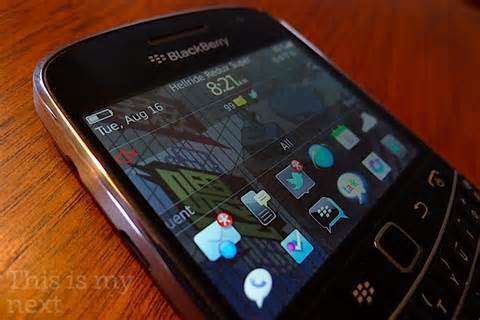 Original Blackberry Bold 9900 Touch and Type OS 7.1 (8GB)