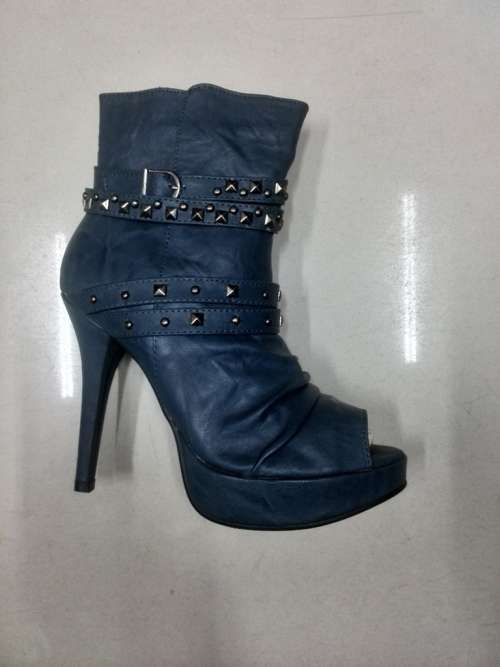 STYLISH LADIES  HEELS  *LAST PAIR * SIZE 4 *