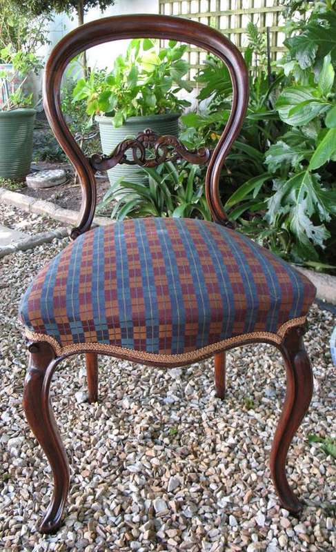Set of six Victorian walnut bustle-back dining chairs