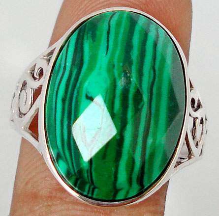 STUNNING GREEN MALACHITE in SOLID 925 STERLING SILVER. Size 8