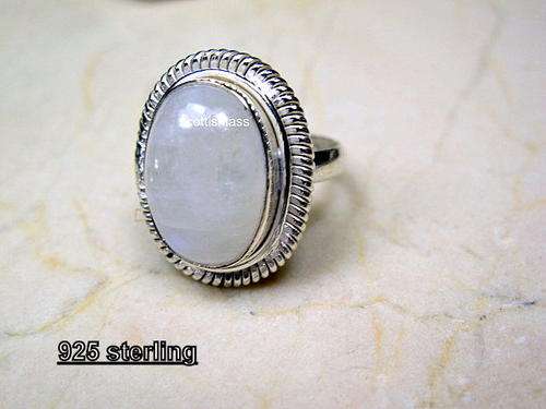 925 STERLING SILVER RING WITH WHITE MOONSTONE. SIZE 8.5