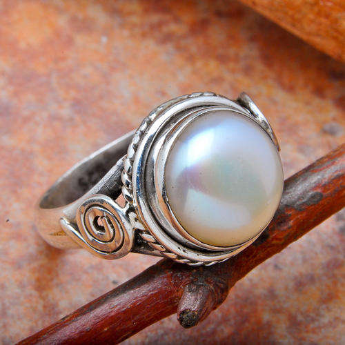 BEAUTIFUL RING IN 925 SOLID STERLING SILVER WITH GENUINE FRESHWATER PEARL. SIZE 6.5.