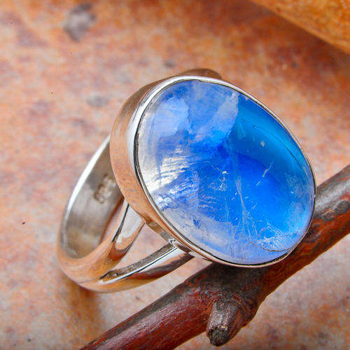 LOVELY RAINBOW MOONSTONE RING IN SOLID 925 STERLING SILVER. SIZE 6.5.