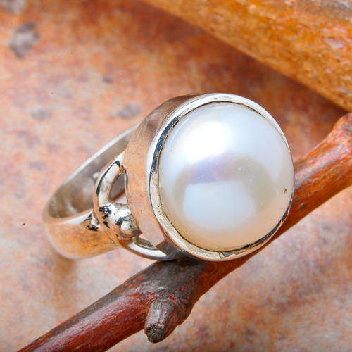 LOVELY PEARL RING IN SOLID 925 STERLING SILVER. SIZE 6.