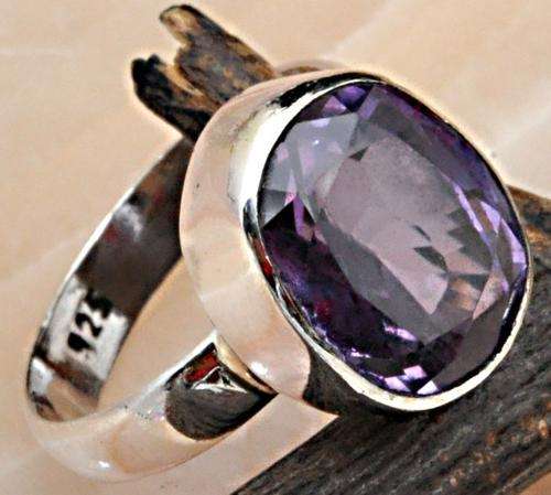 LOVELY COLOUR CHANGE ALEXANDRITE IN SOLID 925 STERLING SILVER. SIZE 5 1/2.