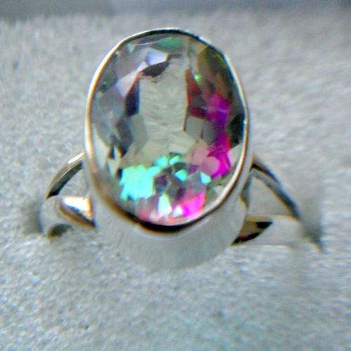 STUNNING RING IN SOLID 925 STERLING SILVER WITH RAINBOW MYSTIC TOPAZ. SIZE 8 1/2.