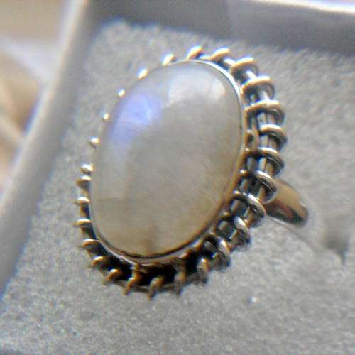 STUNNING SOLID 925 SILVER RING WITH RAINBOW MOONSTONE. SIZE 10 / T.