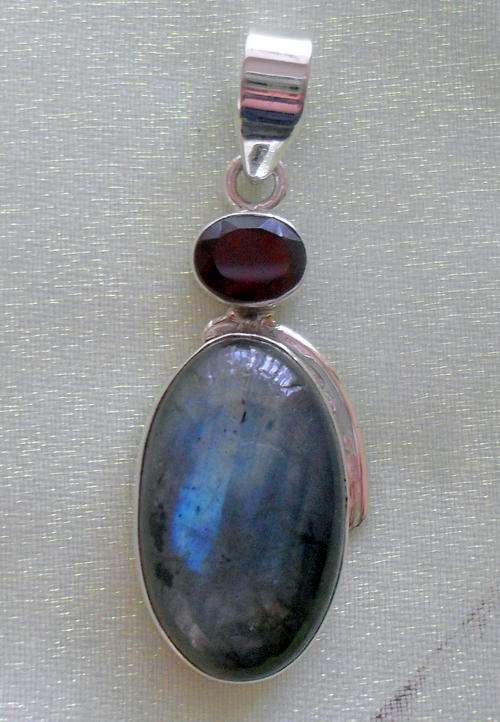 STUNNING PENDANT IN 925 STERLING SILVER WITH LABRADORITE. +/- 1 3/4 "