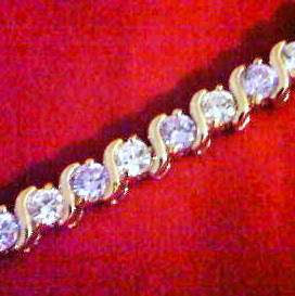 EXQUISITE ! TENNIS BRACELET in 18ct. YELLOW GOLD PLATED 925 SILVER WITH VIOLET/ DIAMOND CZ. 18cm
