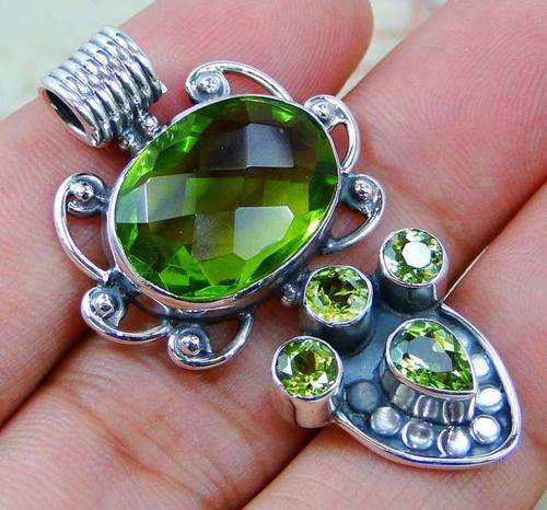 STUNNING OLIVE QUARTZ PENDANT IN SOLID 925 SILVER. LENGTH 45 mm.