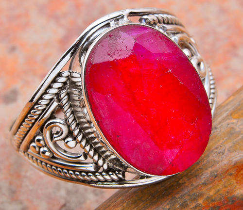 STUNNING RUBY RING IN SOLID 925 SILVER. SIZE 7 3/4.