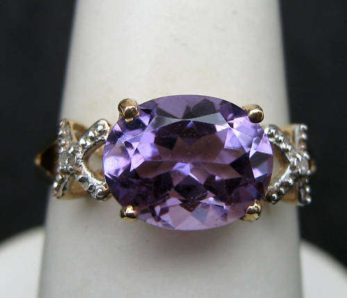 STUNNING SOLID 9ct GOLD RING WITH GENUINE AMETHYST & 1 SMALL DIAMOND EITHER SIDE. SIZE 7
