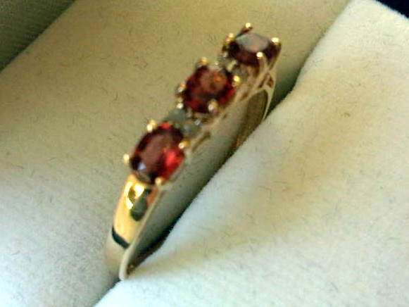 GORGEOUS! SOLID 9CT GOLD NATURAL RUBY & DIAMOND RING. SIZE 7 1/2. HALLMARKED 9K & 375.