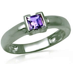 LOVELY SOLID 925 SILVER RING WITH REAL AMETHYST SOLITAIRE. SIZE 7.