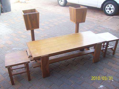 5 Pice teak set, 3 coffee table's and 2 planters.
