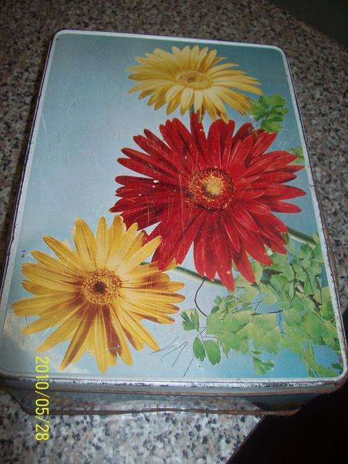 Lovely Old tin with daisy's, 25,5 x18 cm