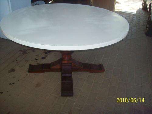 OLD, NEW LOOK ROUND TABLE WITH BEAUTIFUL LEG