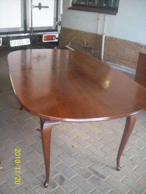 Queen Ann oval table for 6 seater that can extend to 8 seater, no chairs