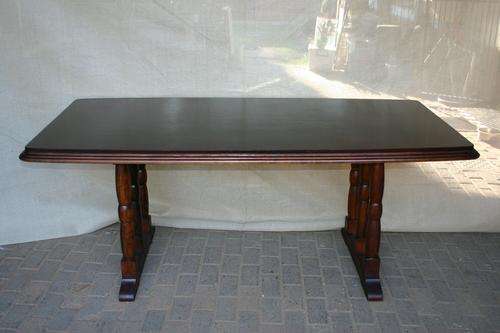 Dining room table with vineer top, can take 6 chairs